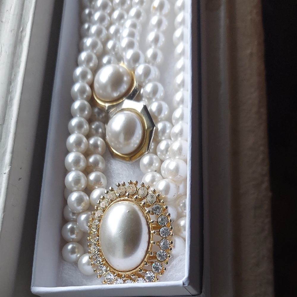 Elegant Pearl and Gold Jewelry Set